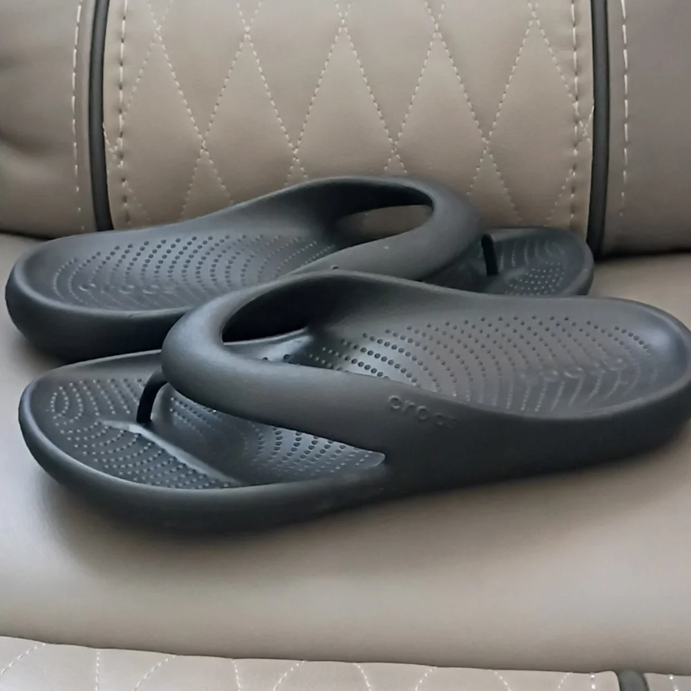 CROCS Men's Mellow Recovery Flip Flops - Picture 4 of 7